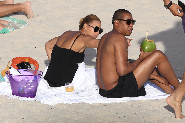 Nyblivna föräldrarna Beyoncé Knowles och Jay-Z väljer att attackeras av solens strålar på St. Barths i Karibien.  