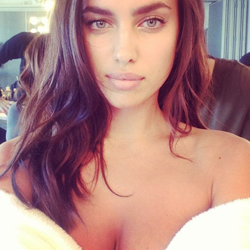 Irina Shayk tar en snabb selfie innan modelljobb. Irina Shayk tar en snabb selfie innan modelljobb.