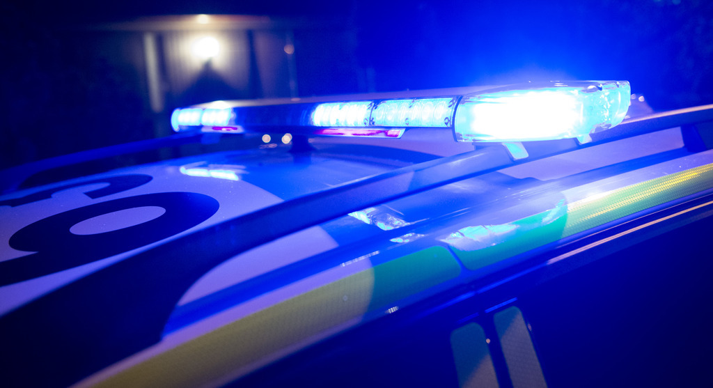 Det var på måndagseftermiddagen som polisen fick in ett larm om att en man skjutits i en lägenhet i Akalla i västra Stockholm.