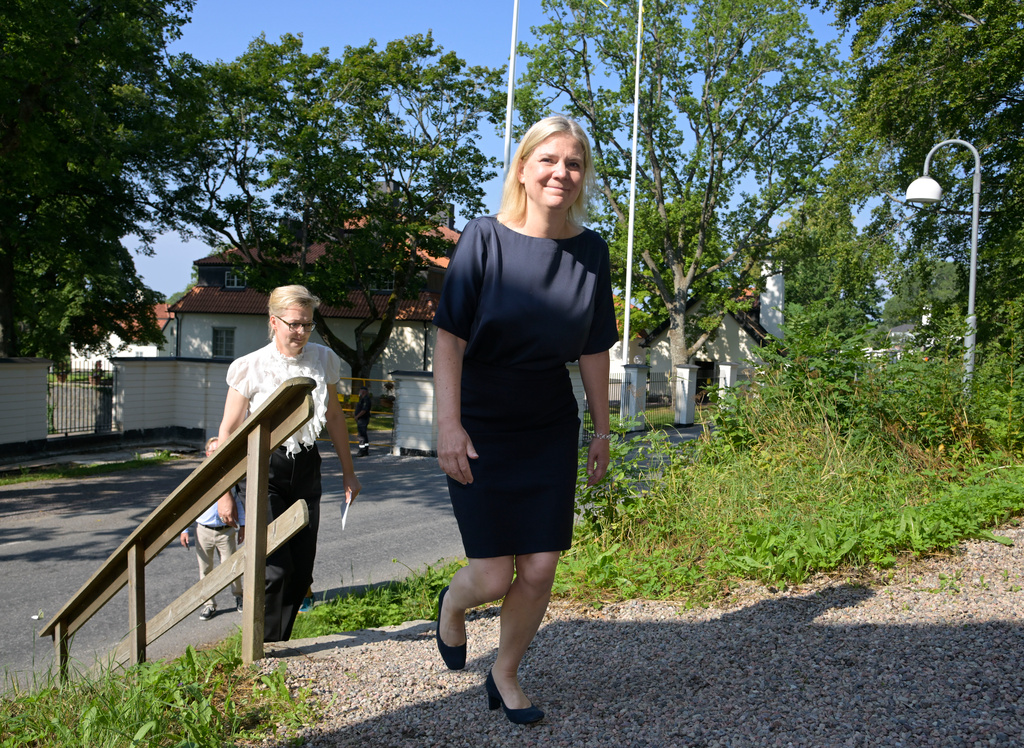 Skolminister Lina Axelsson Kihlblom (S) och statsminister Magdalena Andersson (S) på väg till pressträffen på Harpsund om kartläggning av utländska skolägare.