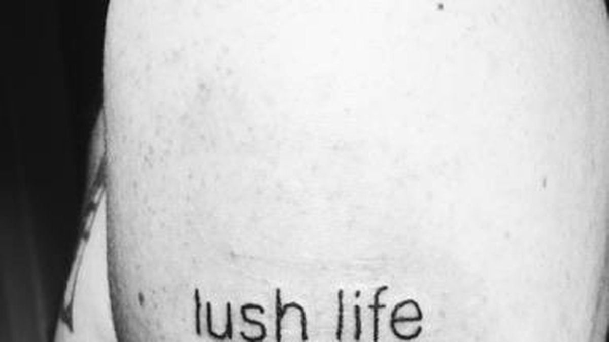 Och därför kom den spontana "Lush life"-tatueringen till. 