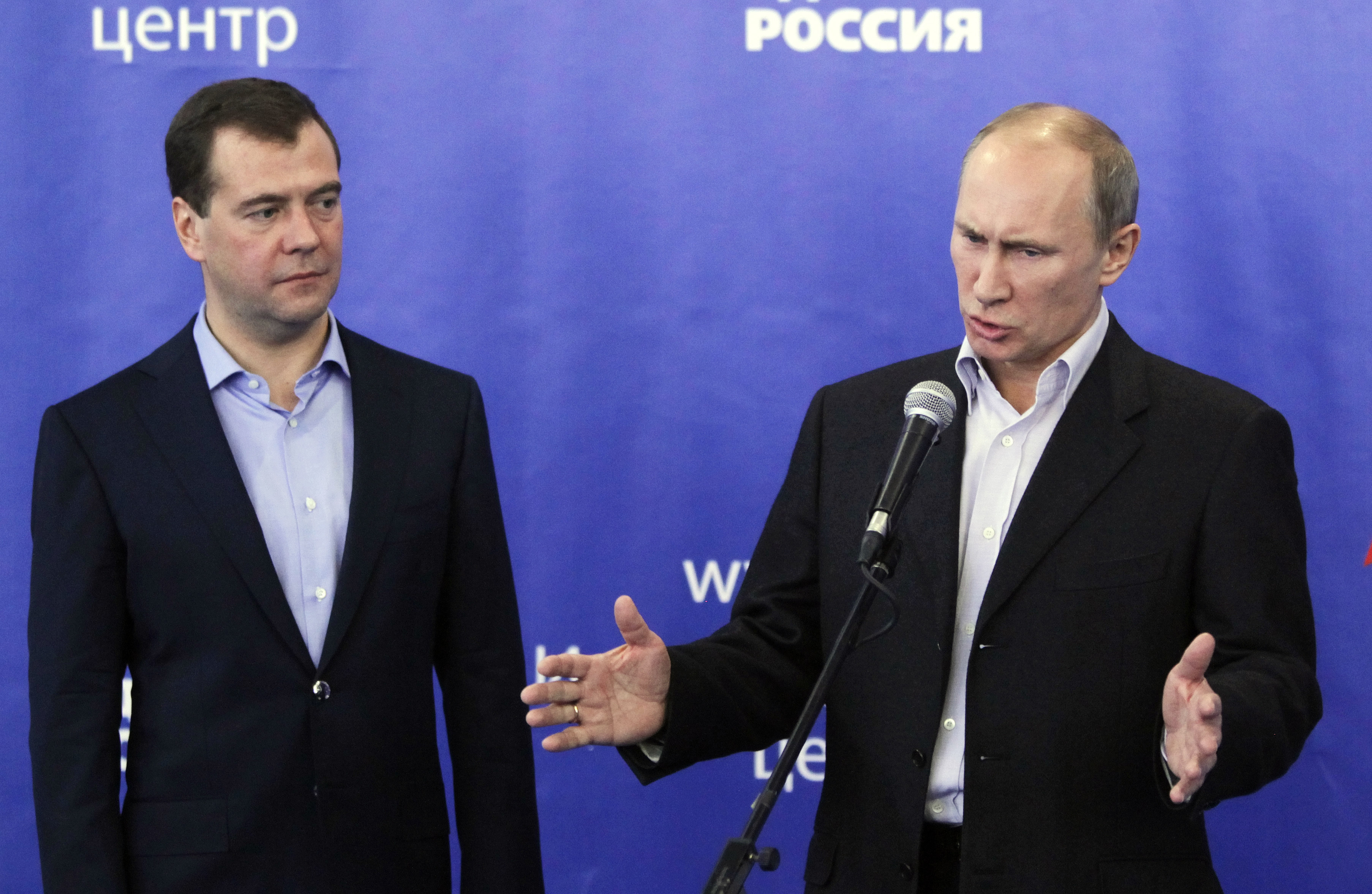 Rysslands president Dmitry Medvedev, till vänster, och premiärministern Vladimir Putin, till höger, fuskade till sig 15-20 procent av rösterna i parlamenstvalet i december förra året.