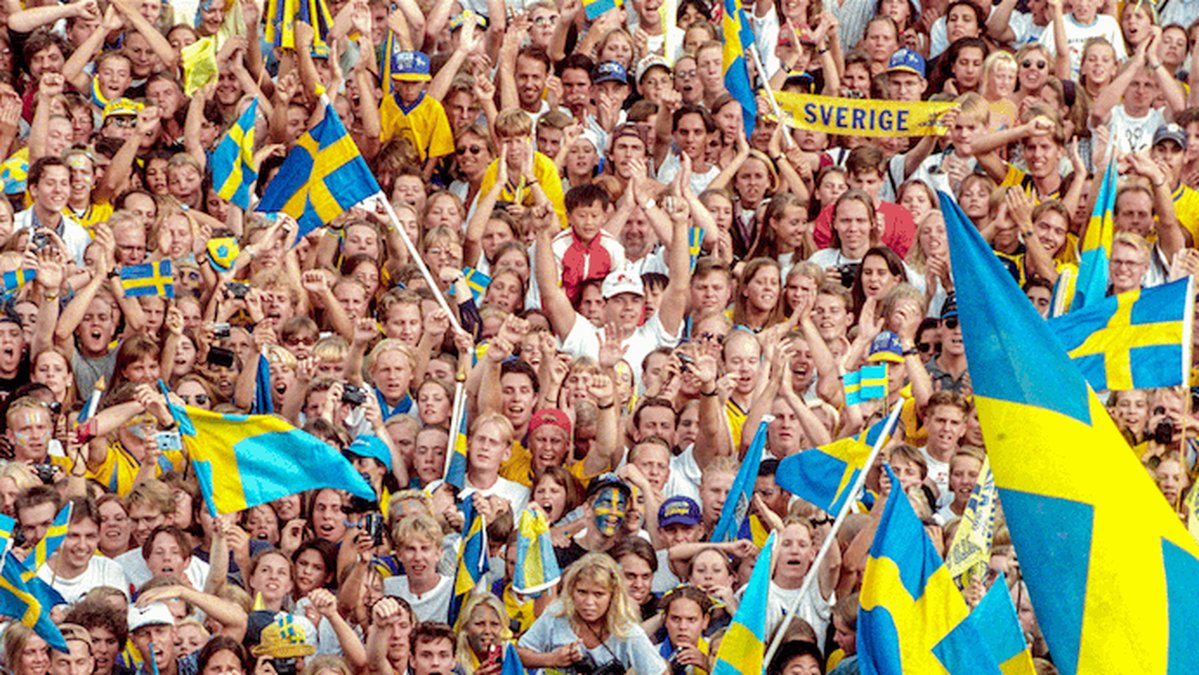 Tommy Svensson och Thomas Ravelli framför det svenska folket.