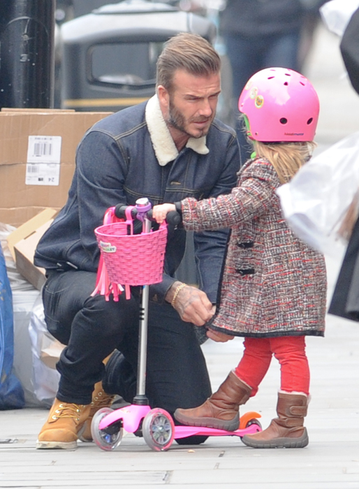 David Beckham och dottern Harper tar en tur i Notting Hill. David Beckham och dottern Harper tar en tur i Notting Hill.