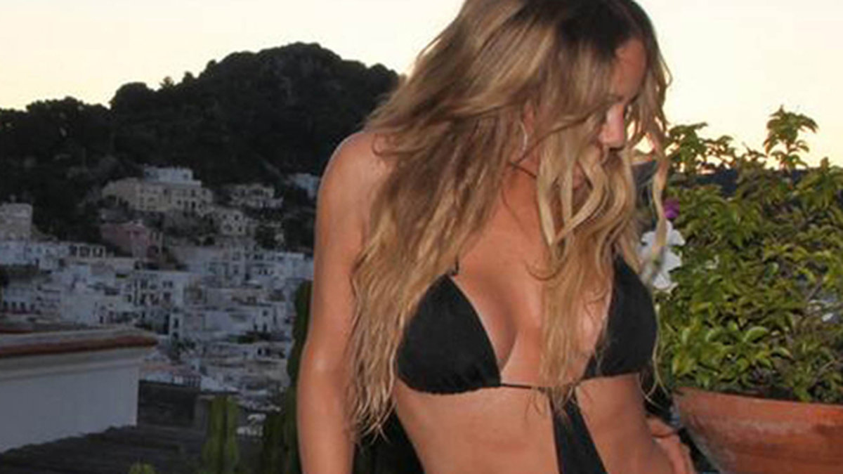Mariah Carey visar strandformen.