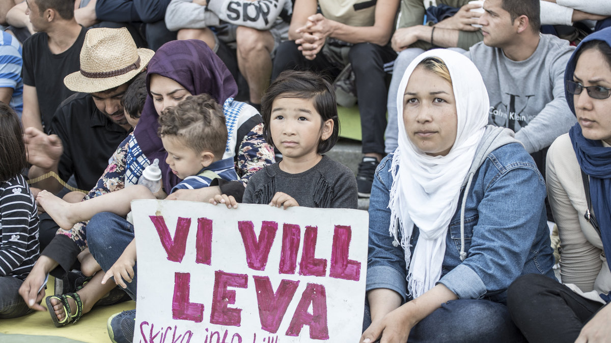 Just nu pågår en sittstrejk mot utvisningarna till Afghanistan på Medborgarplatsen i Stockholm.