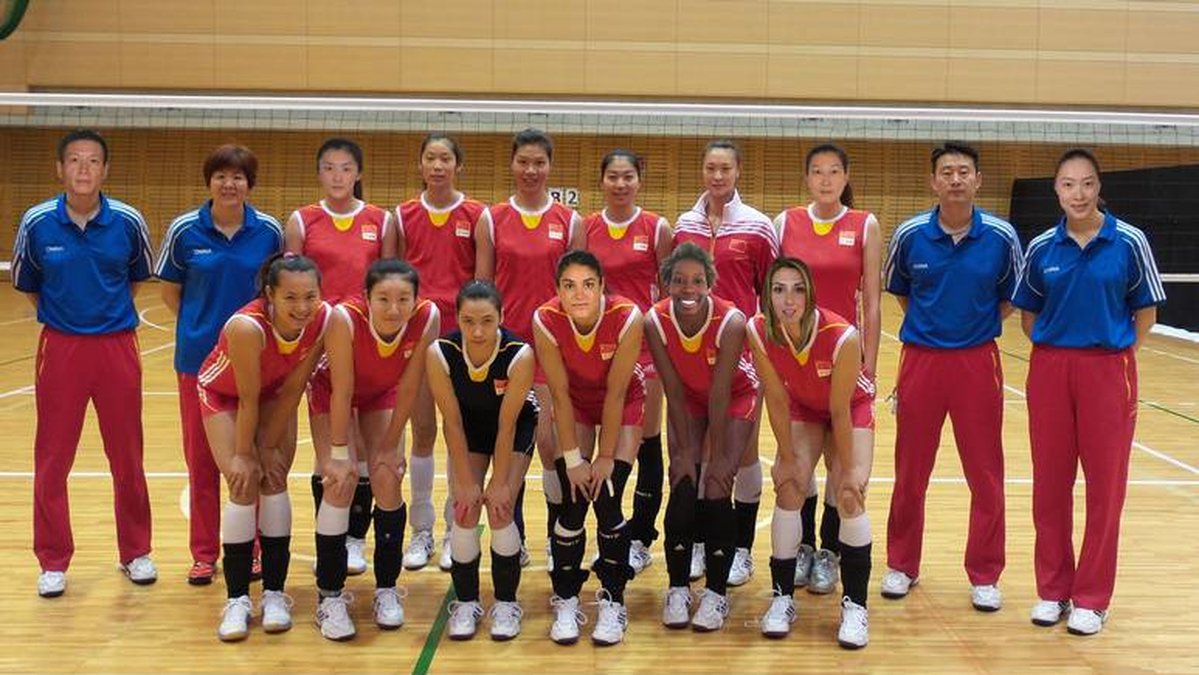 Det kinesiska volleyboll-laget Guangdong Evergrade har använt sin gamla lagbild – och photoshoppat in de nya spelarna. 