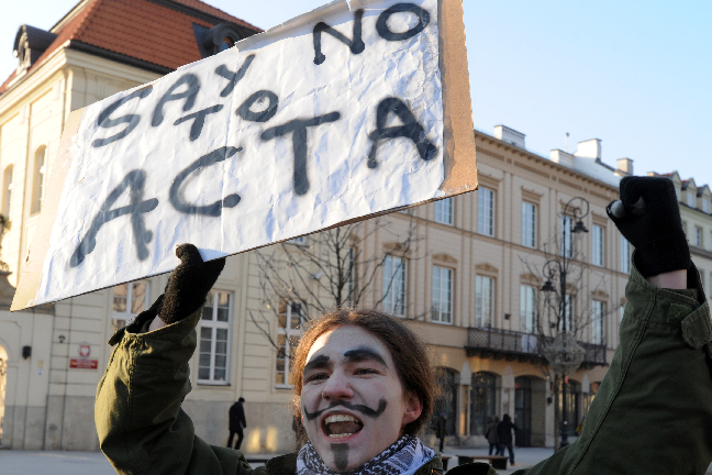 Man menar att Acta begränsar friheten på Internet.