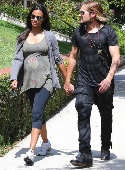 Skådespelerskan Zoe Saldana visar sin bebisbula när hon tar en promenad med maken Marco Perego i Beverly Hills. Skådespelerskan Zoe Saldana visar sin bebisbula när hon tar en promenad med maken Marco Perego i Beverly Hills.
