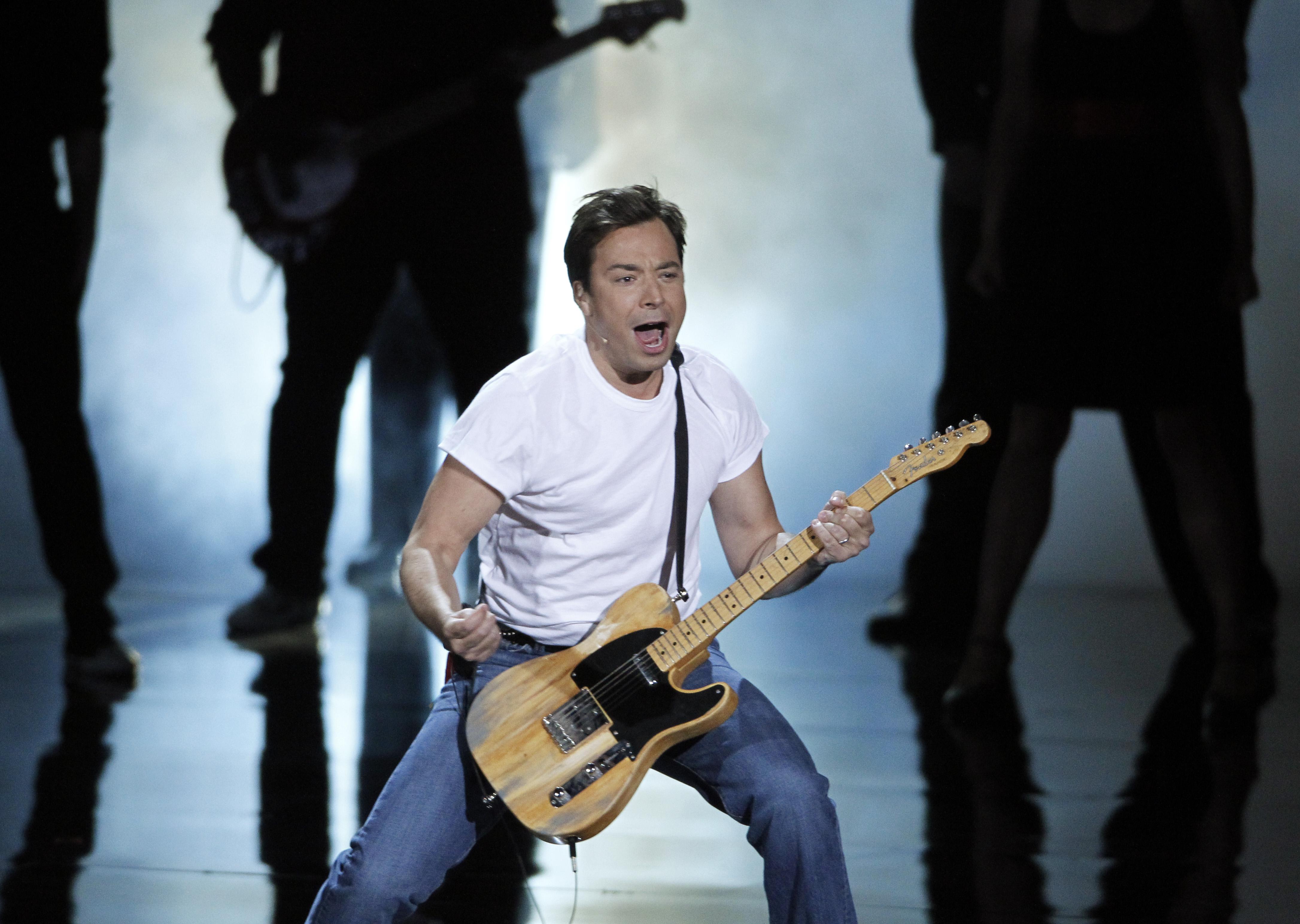 Jimmy Fallon, årets Emmyvärd, inledde med en Glee-version av Springsteens Born To Run.
