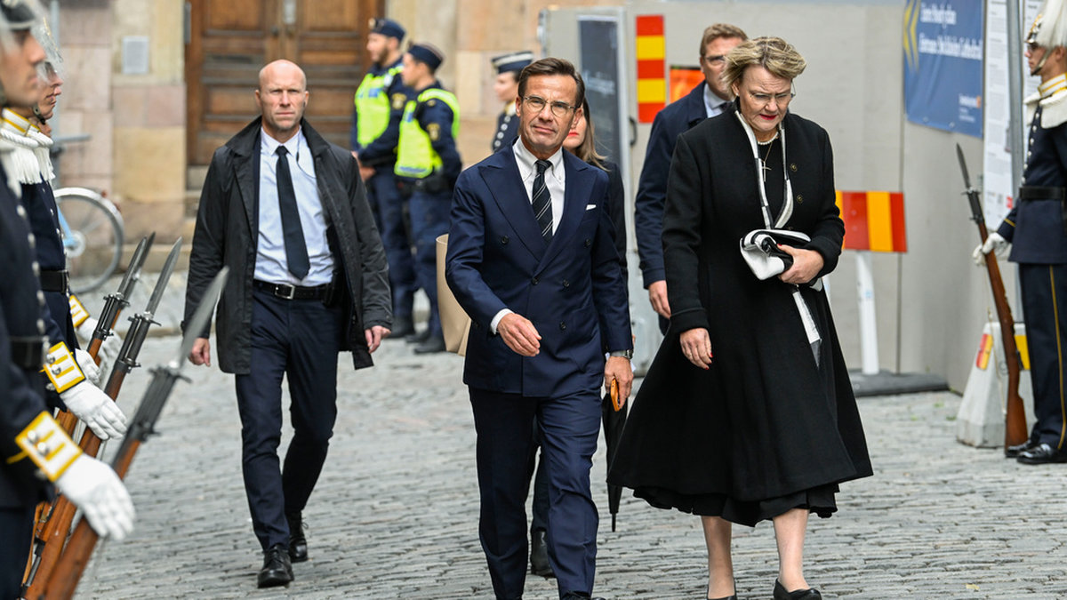Moderaternas partiledare Ulf Kristersson (M) och hustrun Birgitta Ed anländer till Storkyrkan inför gudstjänsten som inleder Riksmötets öppnande.