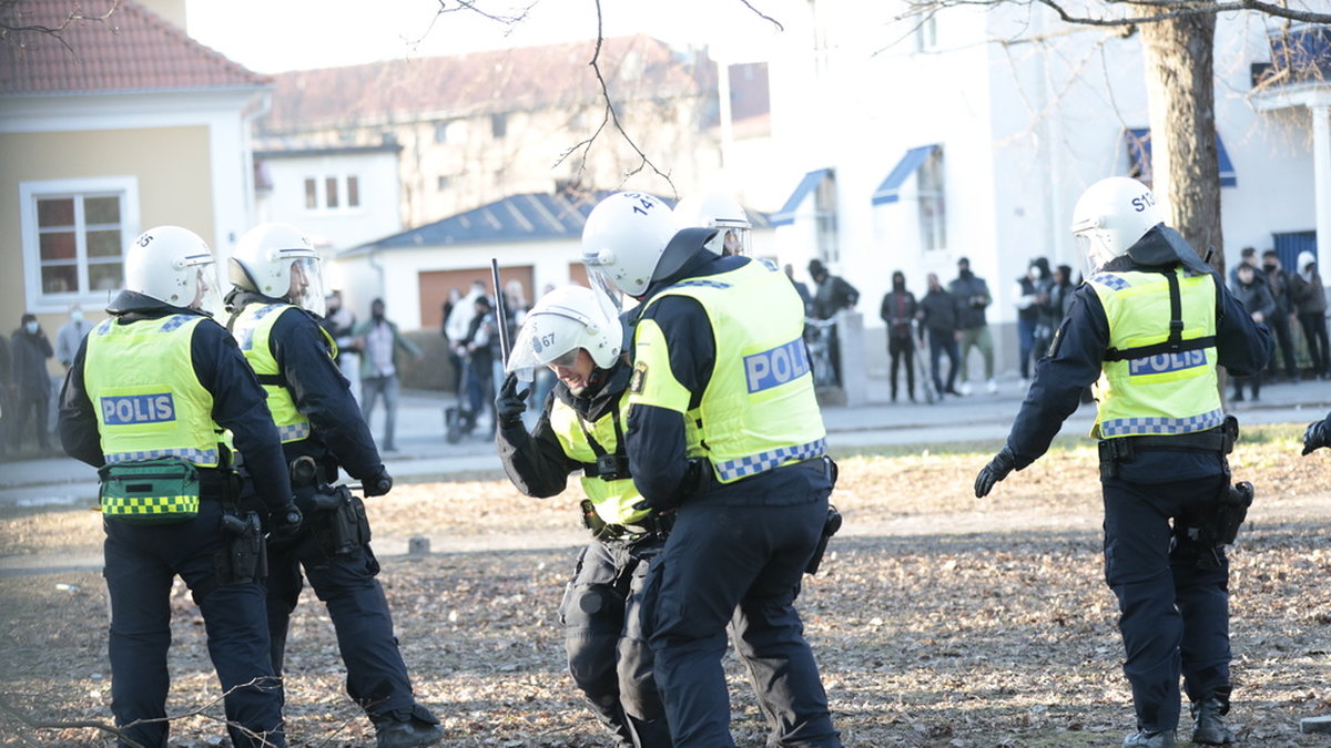 En polis som träffats av en sten i Sveaparken i Örebro, under påskhelgens upplopp i flera svenska städer. Arkivbild.