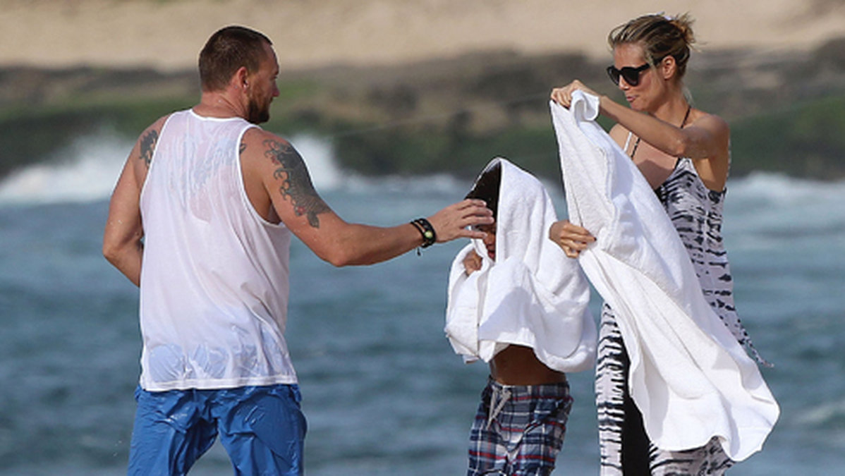Heidi Klum och Martin Kristen värmer Henry med en handduk.