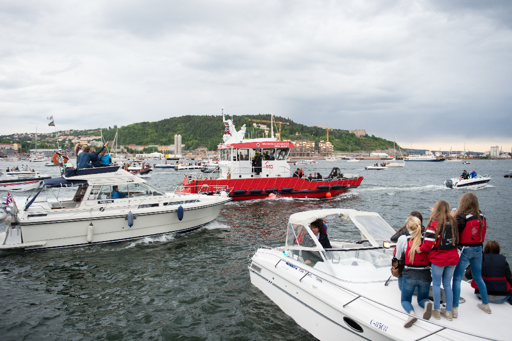 Räddningsbåtar och polis cirkulerade för att garantera säkerheten. 
