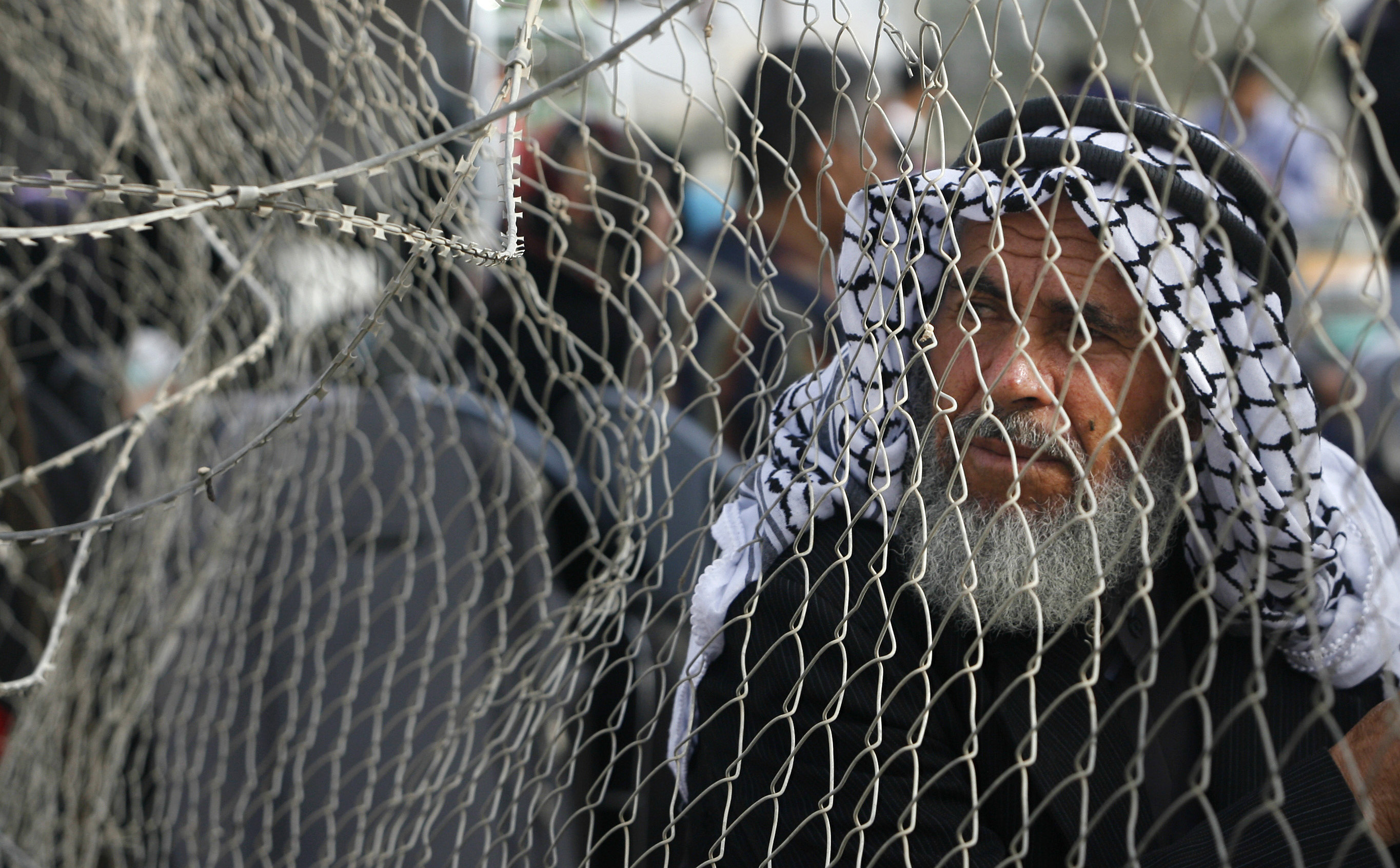 En man väntar för att få passera genom Rafahs gränskontroll. På lördag blir det lättare.