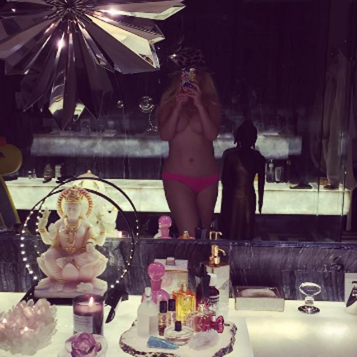 Christina Aguilera tar en spegelselfie. Christina Aguilera tar en spegelselfie.