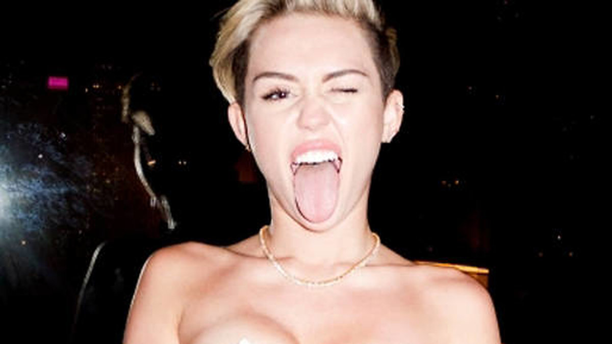 Den 20:e tatueringen kommer vi nog inte få se i första taget. Miley lät nämligen Kat Von D tatuera bandet Rolling Stones logotyp – en utsträckt tunga – precis i närheten av sin vagina. Så kan det gå. 