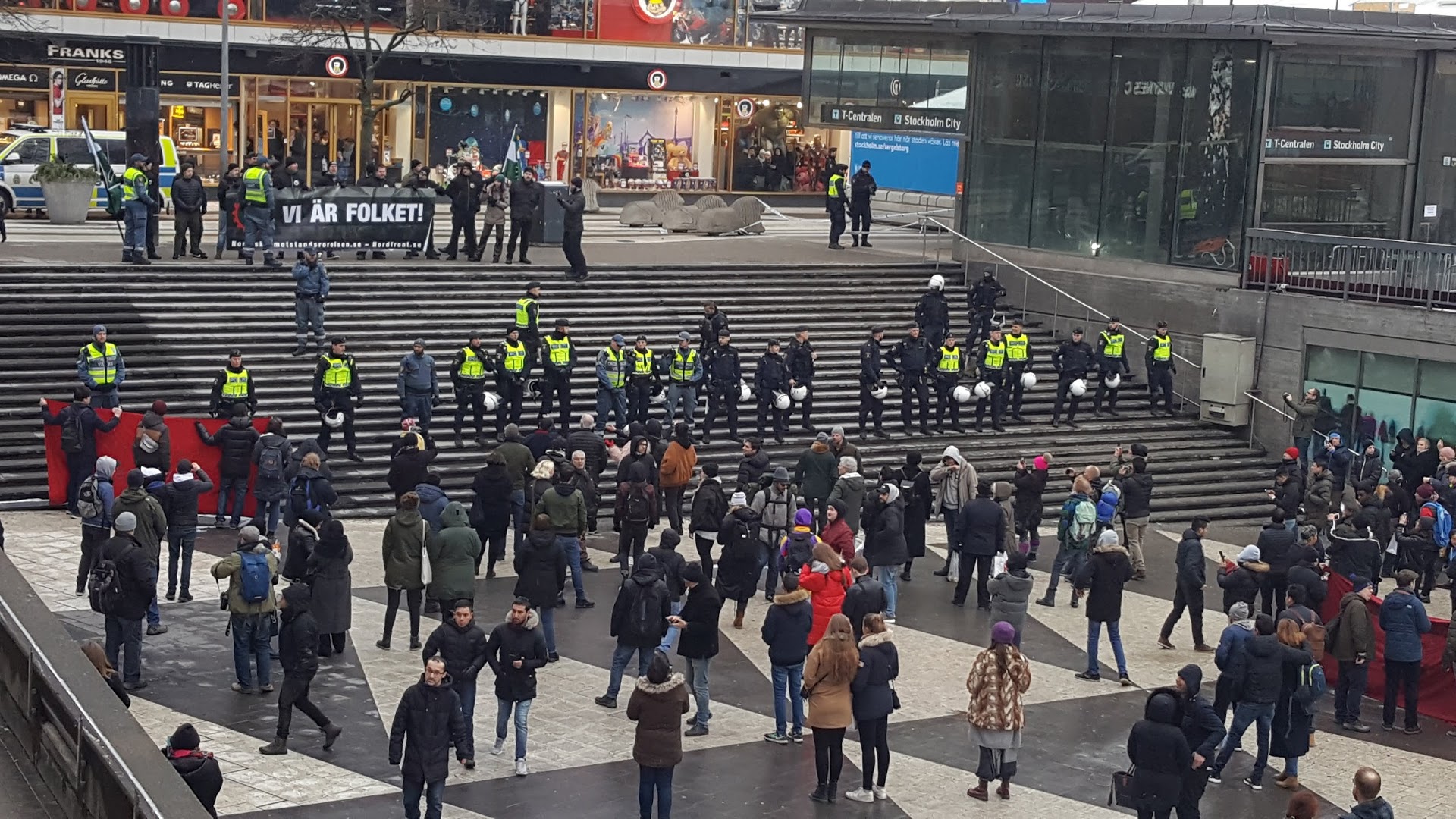 Polisen separerade NMR och motdemonstranter Polisen separerade NMR och motdemonstranter
