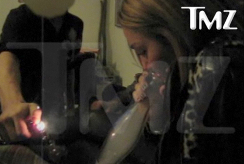 Det var strax innan Mileys 18-årsdag som hon ertappades och fotograferades när hon röker en bong - något som hon avfärdade med ursäkten att det var salvia, och inte alls marijuana. Det var strax innan Mileys 18-årsdag som hon ertappades och fotograferades när hon röker en bong - något som hon avfärdade med ursäkten att det var salvia, och inte alls marijuana.