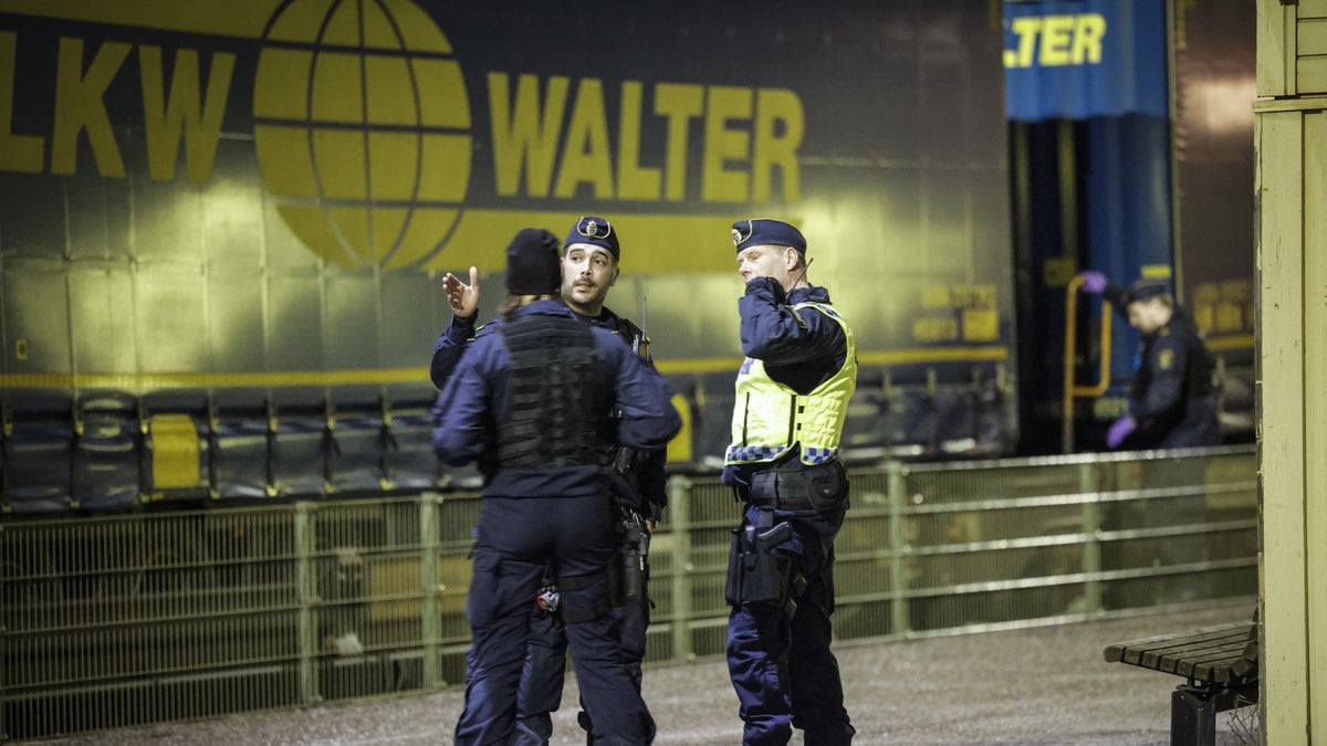 Tre fotgängare blev påkörda av ett tåg i närheten av södra station i Örebro under onsdagskvällen. 