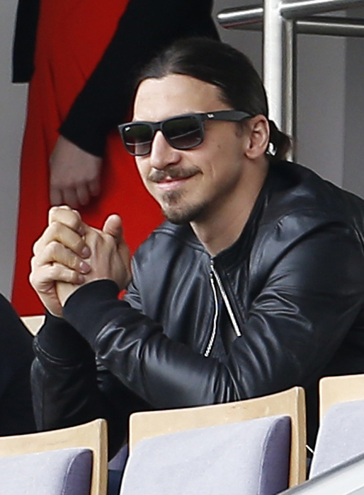 Zlatan kollar fotboll i Paris. Zlatan kollar fotboll i Paris.