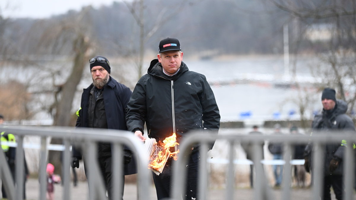 På bilden syns den högerextreme politikern Rasmus Paludan bränna koranen utanför Turkiets ambassad för en tid sedan. Polisen har avslagit en ny ansökan om koranbränning på samma palts. Arkivbild.