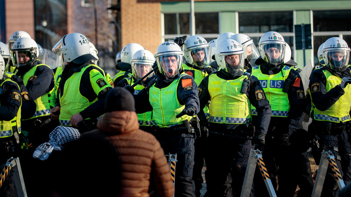 Poliser och motdemonstranter i Örebro under upploppet. Arkivbild.