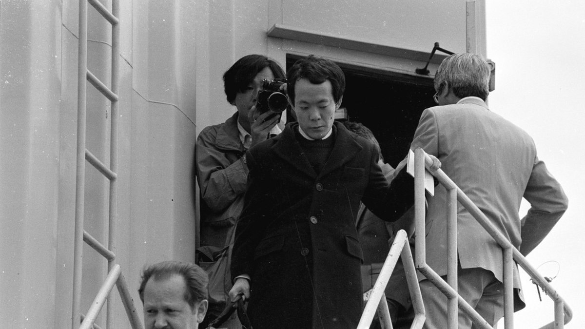 Issei Sagawa, då 24 år, kliver av planet på Tokyos flygplats Narita efter att ha återvänt från Frankrike 1984.