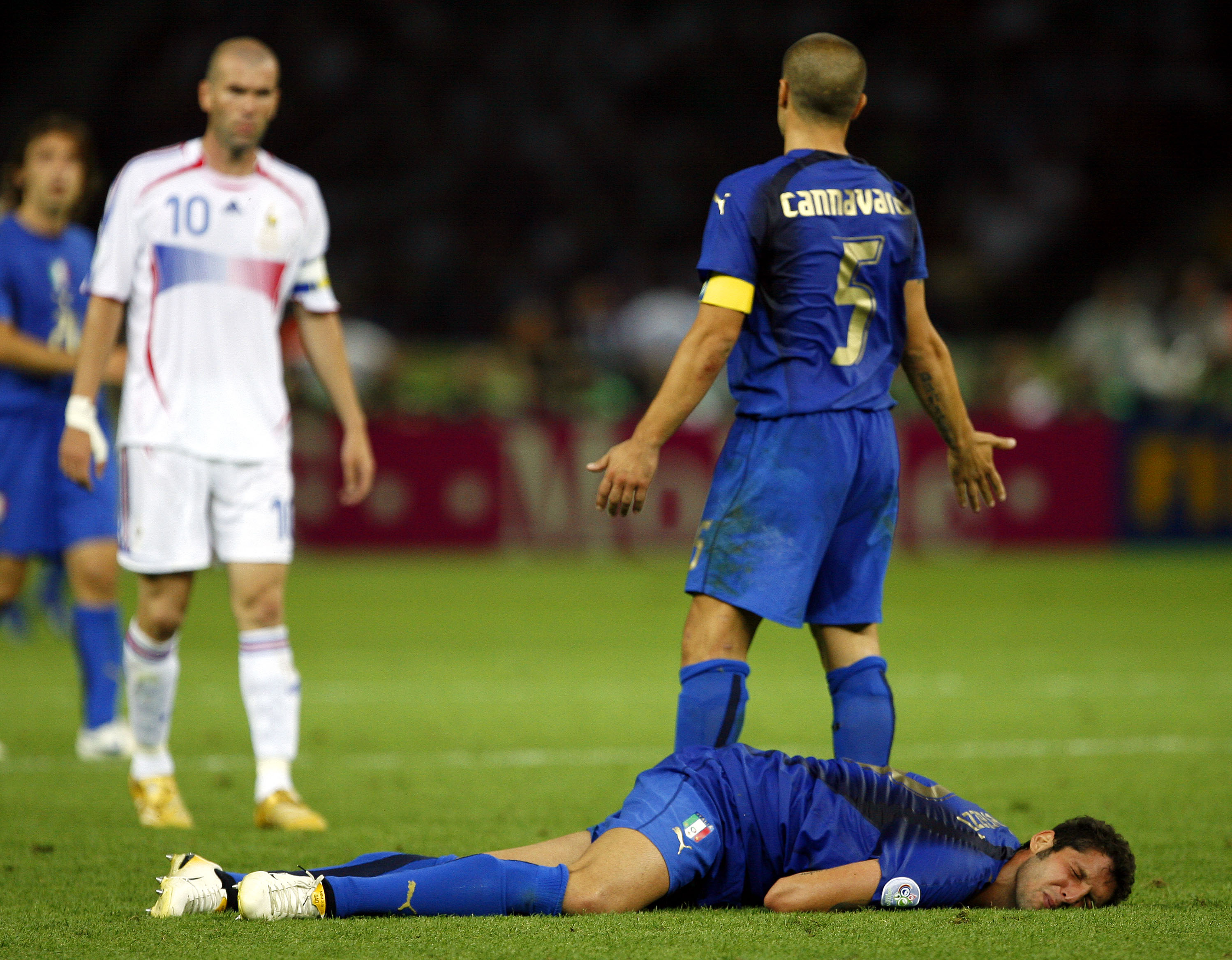 4. Fabio Cannavaro gestikulerar efter den oväntade skallningen av Zidane. 