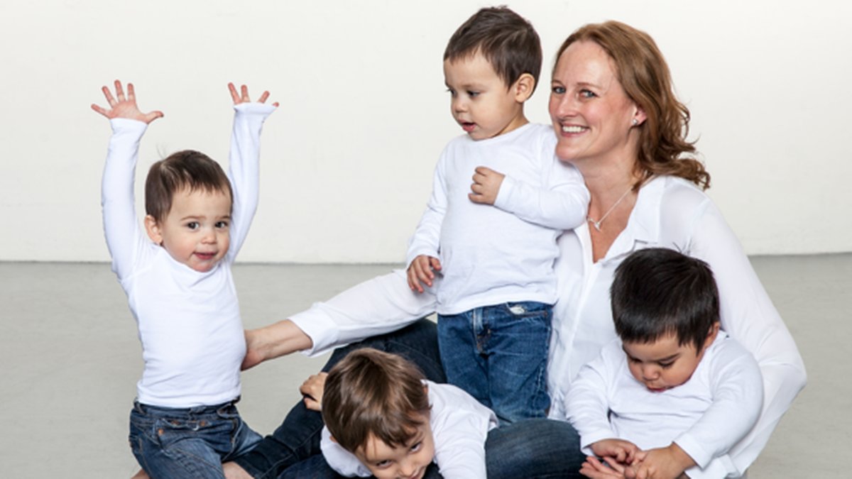 Lisa Sandberg tillsammans med sina barn.