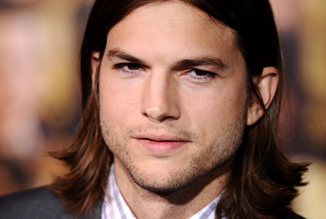 Ashton Kutcher gillar trekanter. Helst med två tjejer. Ashton Kutcher gillar trekanter. Helst med två tjejer.