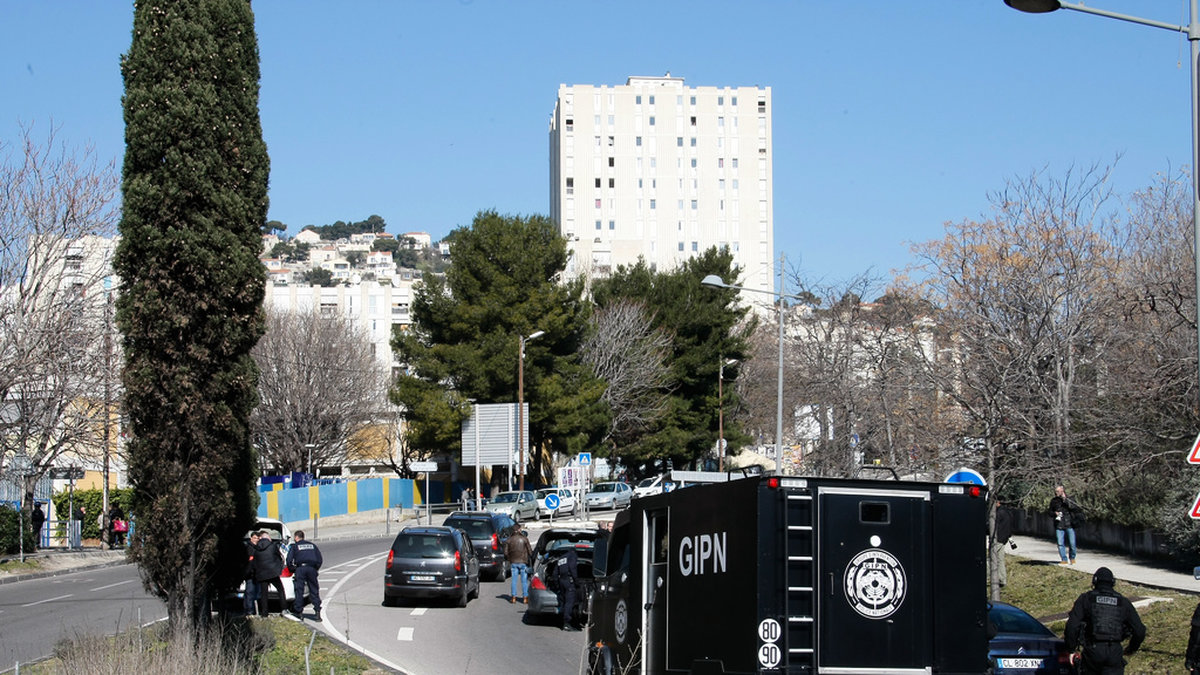 Poliser spärrar av en väg efter skottlossning i La Castellane, i Marseilles 15:e arrondissement, i februari 2015.