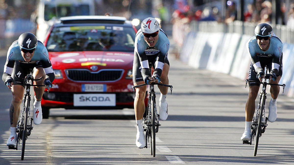 Tour de France-toppen Chris Froome fortsätter att fightas i toppen.