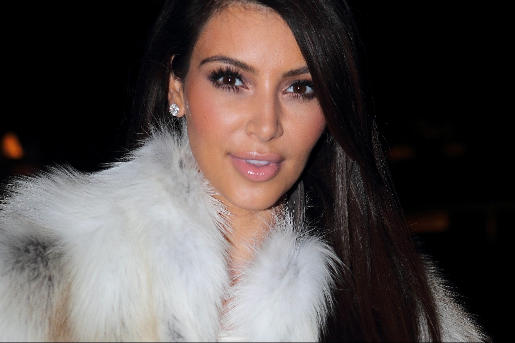 Kim Kardashian hatar hår så mycket att hon inte vill ha det någonstans på kroppen. Därför har hon börjat vaxa pannan - allt för att bebishåret inte ska vara ivägen för hennes plumpade ansikte.