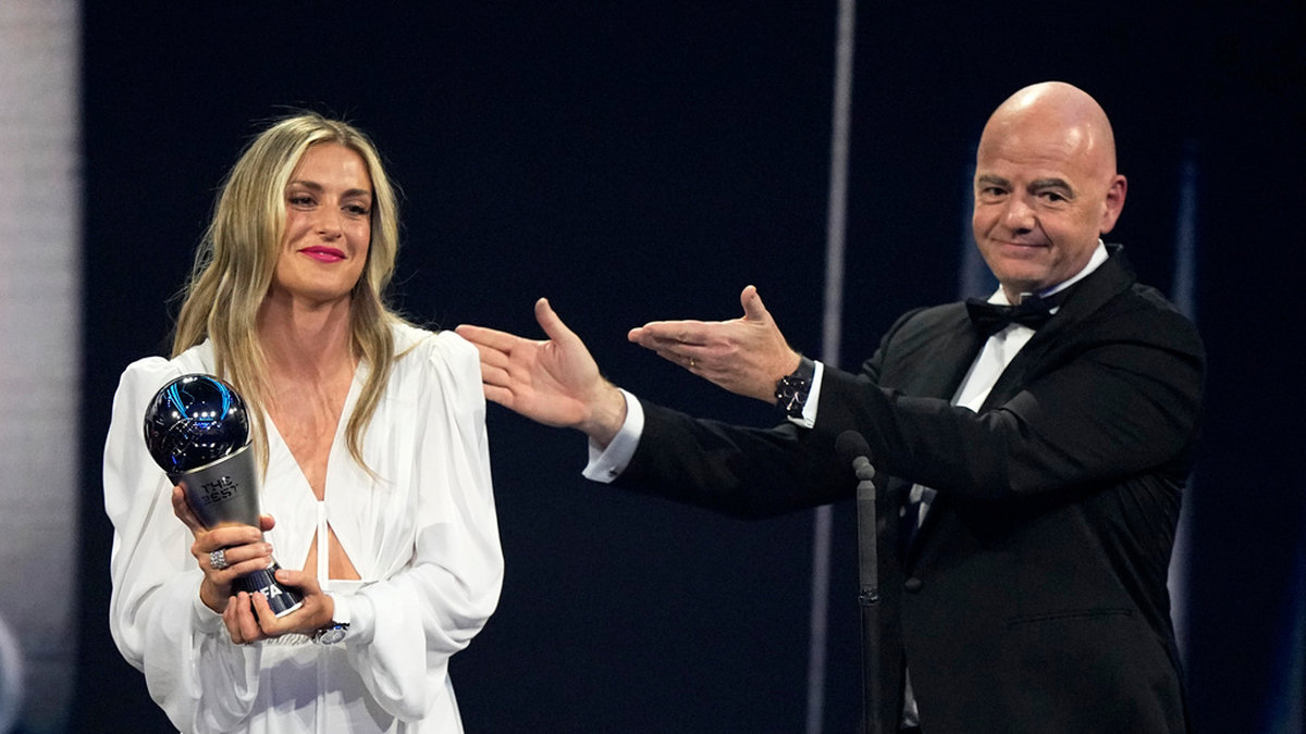 Alexia Putellas får ta emot utmärkelsen som årets spelare av Fifas ordförande Gianni Infantino.