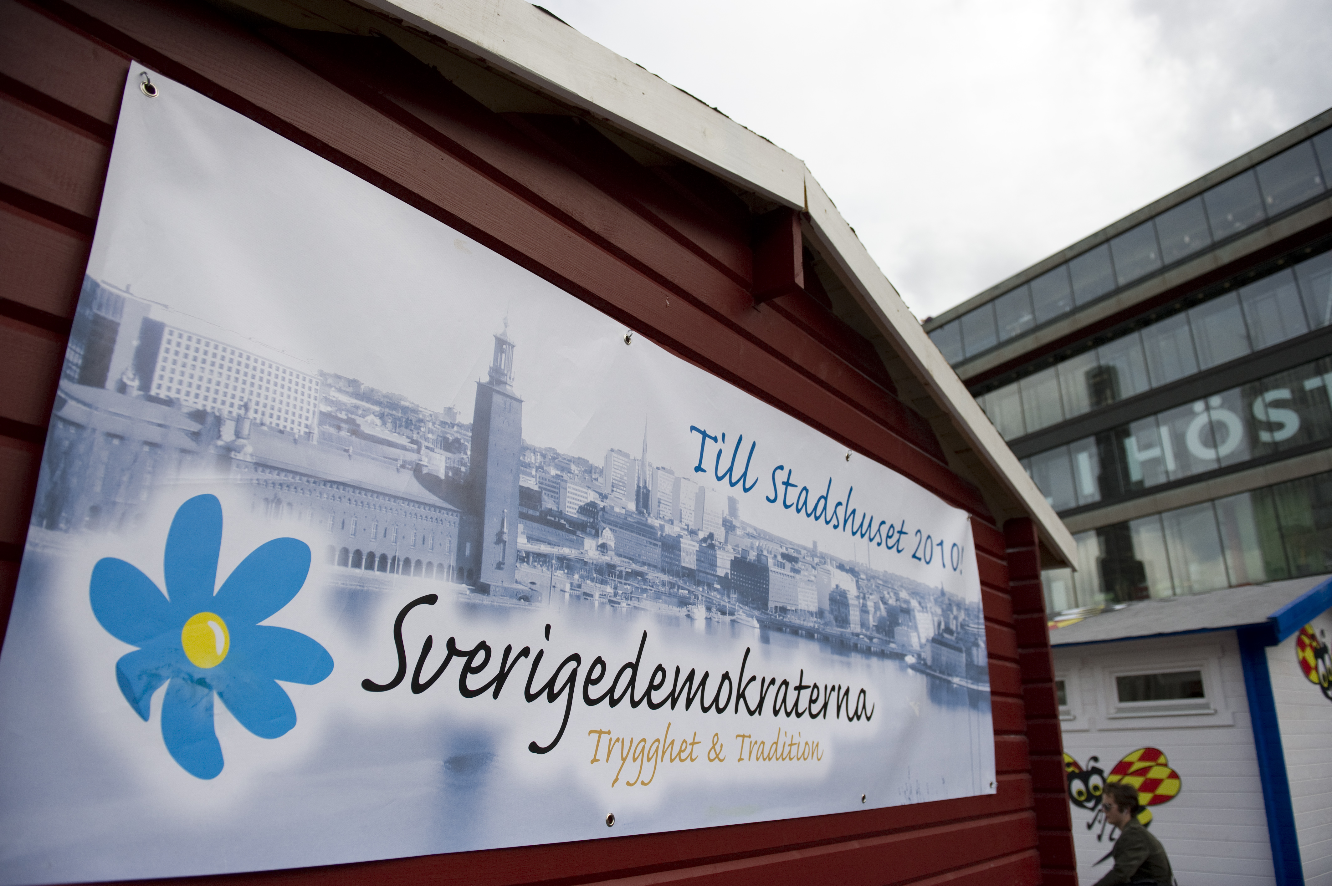 Sverigedemokraten ville med lappen "muntra upp" sin kollega 