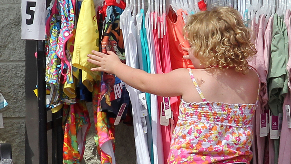 Honey Boo Boo kollar kläder i en butik.
