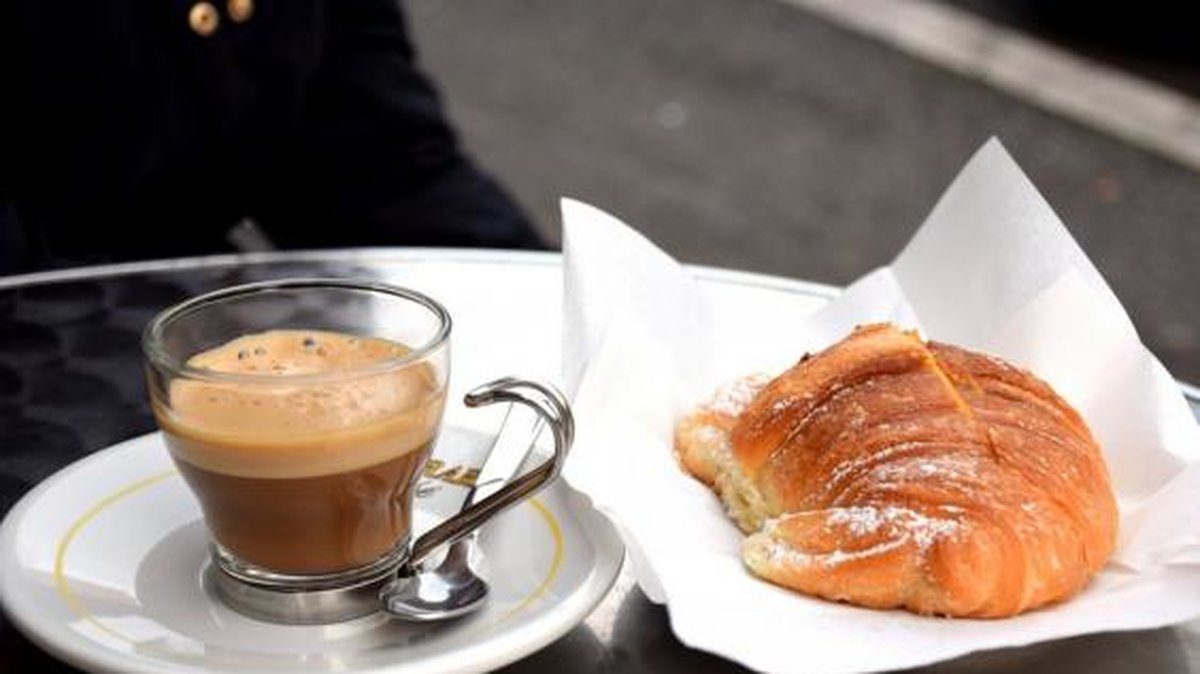 ITALIEN. Brioche och cappuccin – så börjar många italienare sin dag. Briochen får gärna innehålla lite sylt eller choklad.