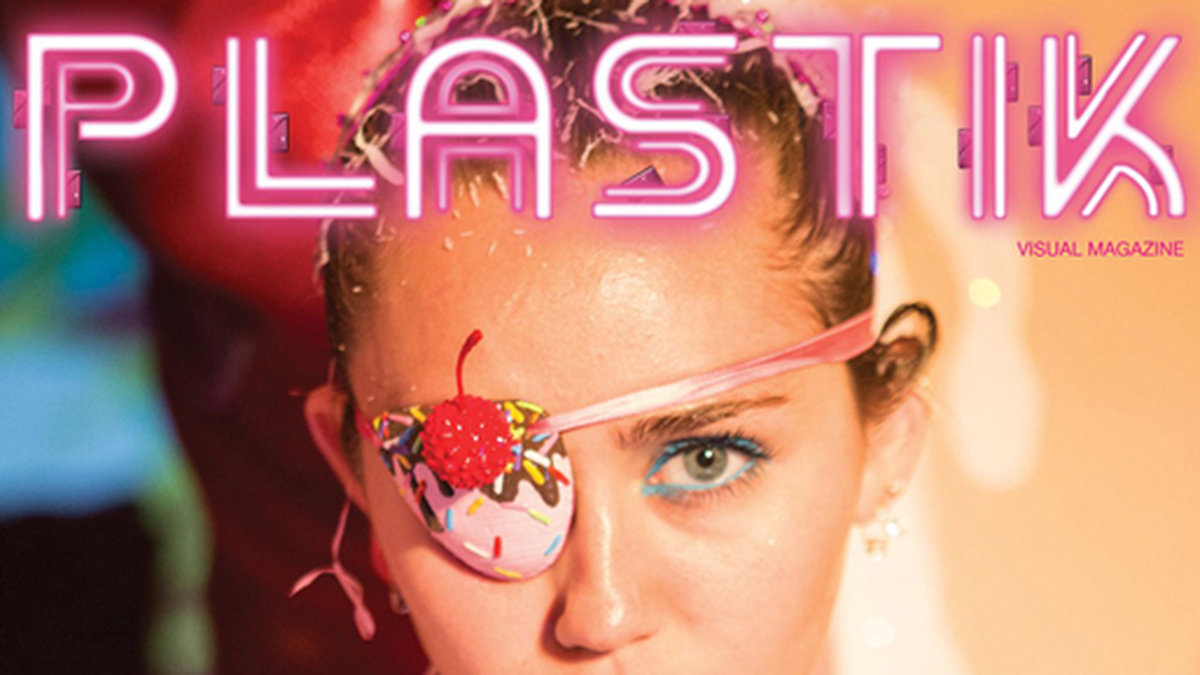 En topless Miley i ögonlapp på omslaget till Plastik. 