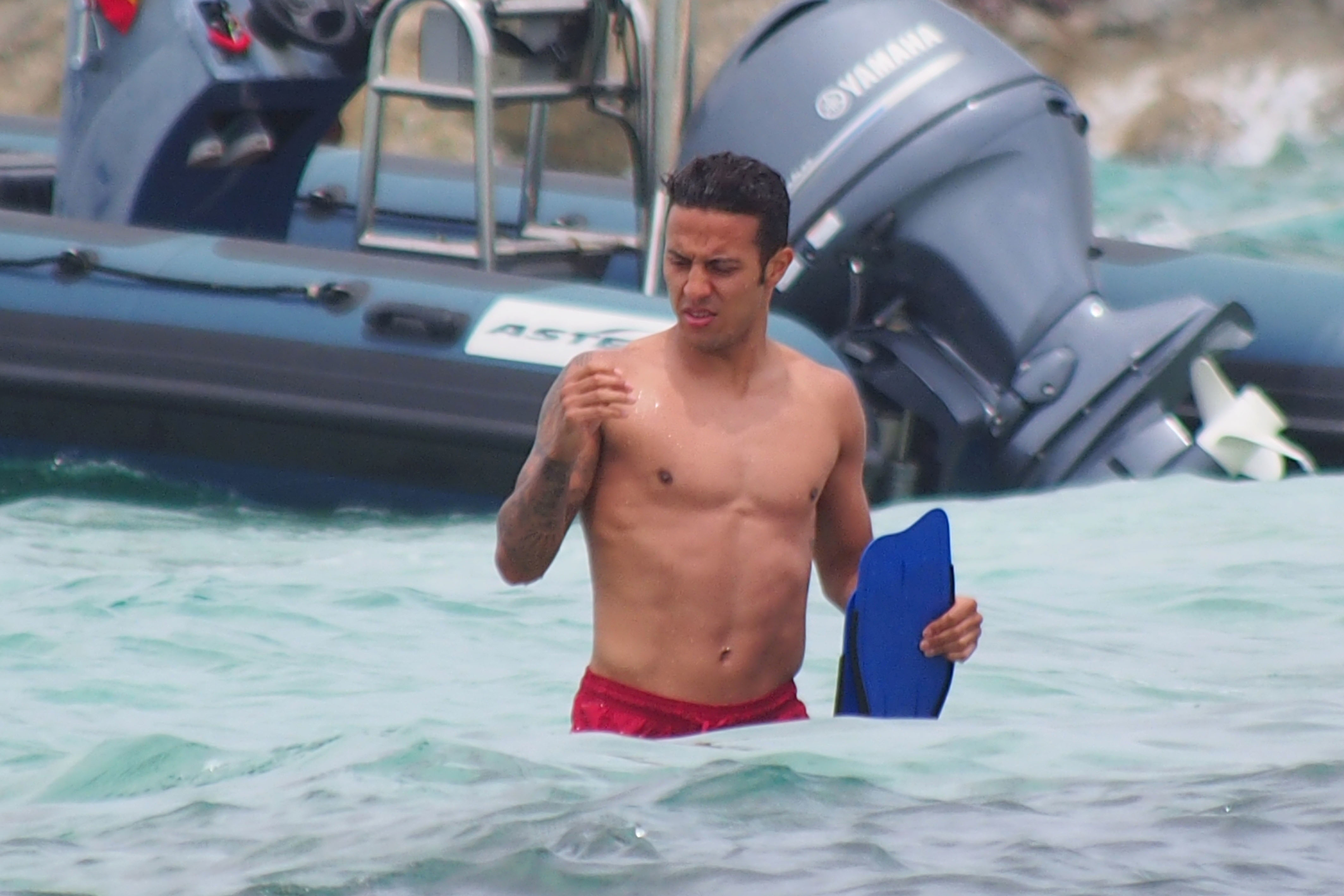 Bayern-stjärnan Thiago hittade något oklart i vattnet efter en dyktur. Bayern-stjärnan Thiago hittade något oklart i vattnet efter en dyktur.