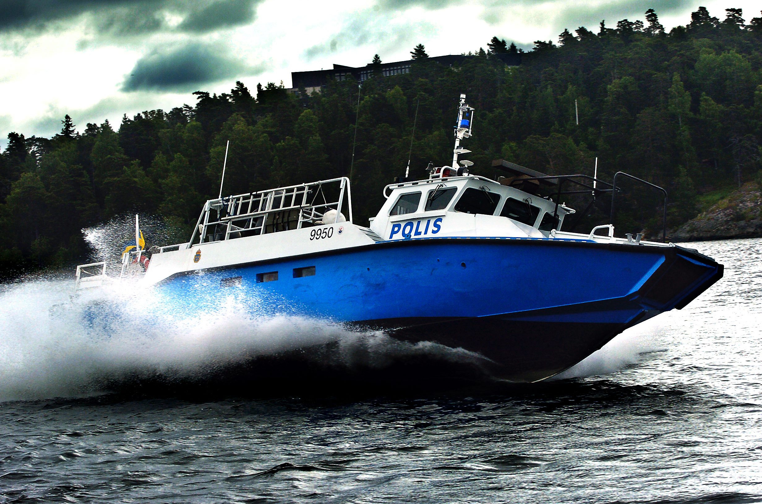 Polisen söker efter den man som enligt kvinnan körde båten.