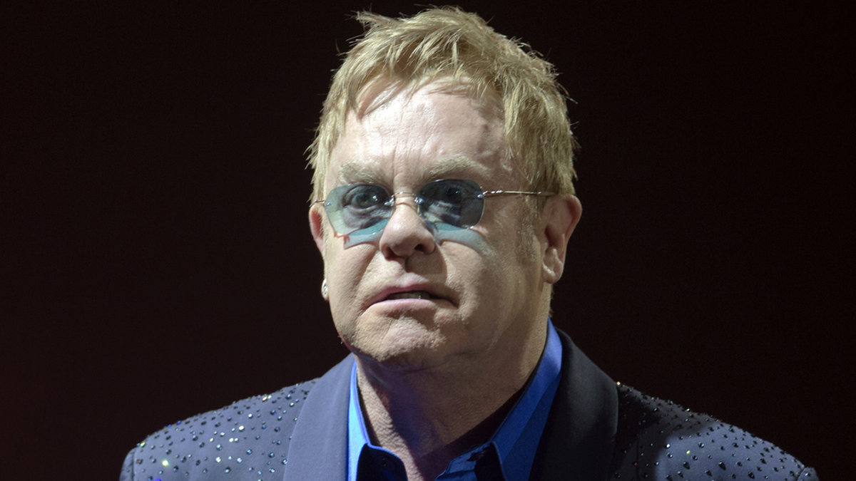Elton John är enligt en assistent otroligt lat och han älskar att bli runtkörd i en rullstol. 