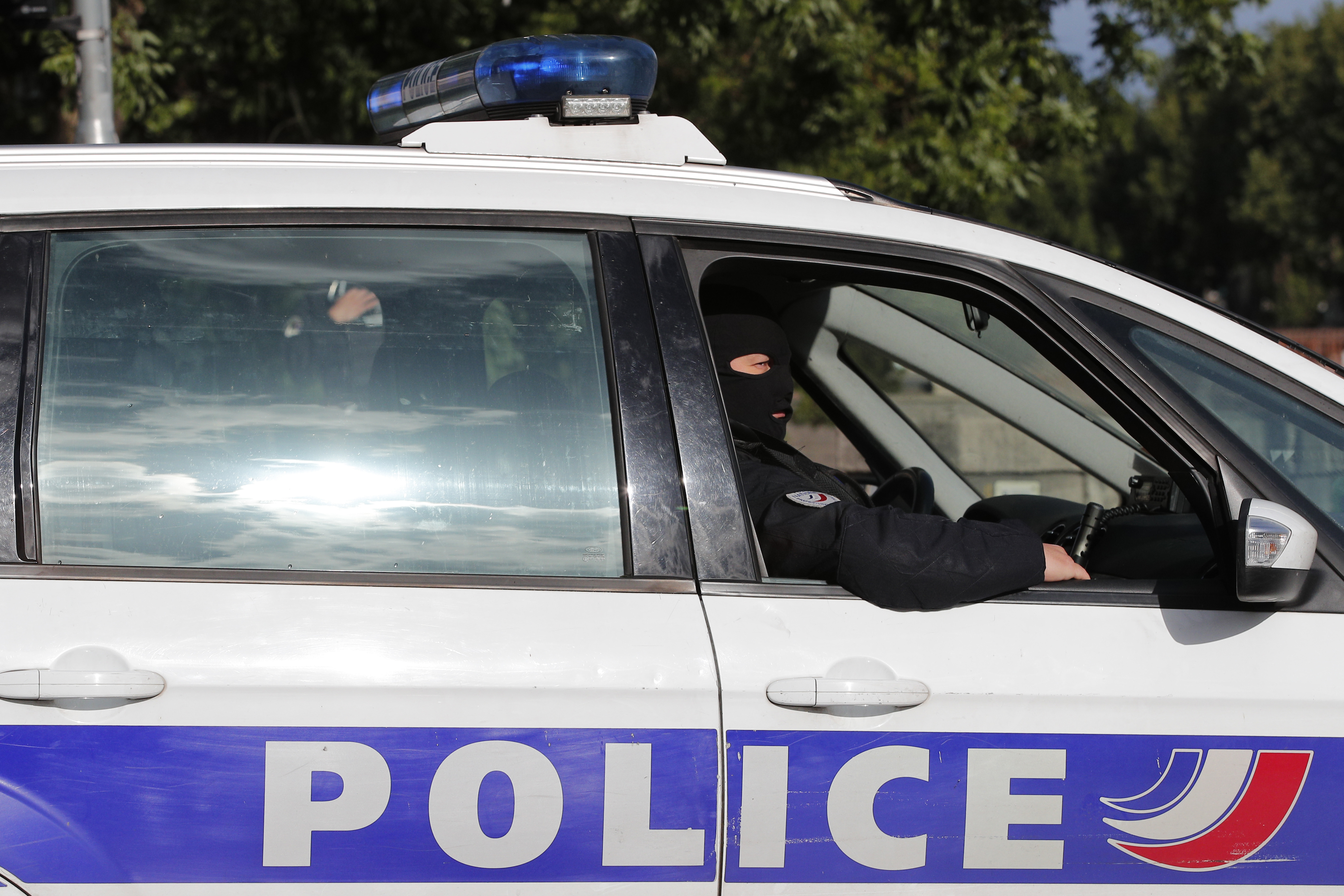 En kvinnlig polis har blivit knivhuggen till döds i Rambouillet.