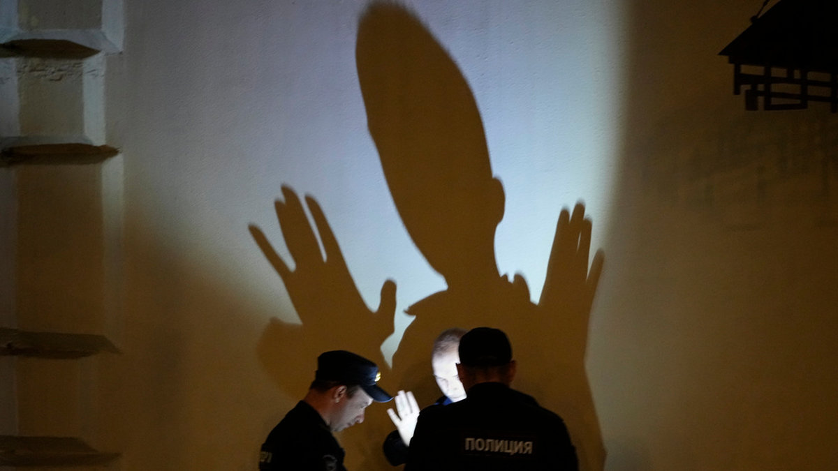 Polis kontrollerar en mans identitetshandlingar i centrala Moskva 2023. Centralasiater sägs utsättas för poliskontroller alltmer rutinmässigt efter terrordådet i Moskva.