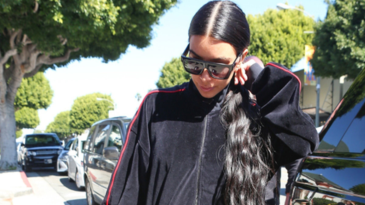 Kim Kardashian gick på spa i Los Angeles klädd såhär. 
