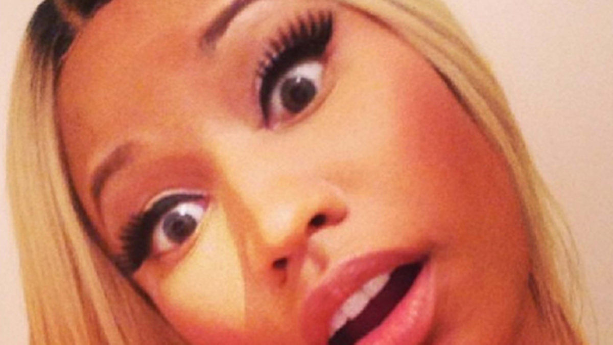 Nicki Minaj gör en aningen chockad selfie. 