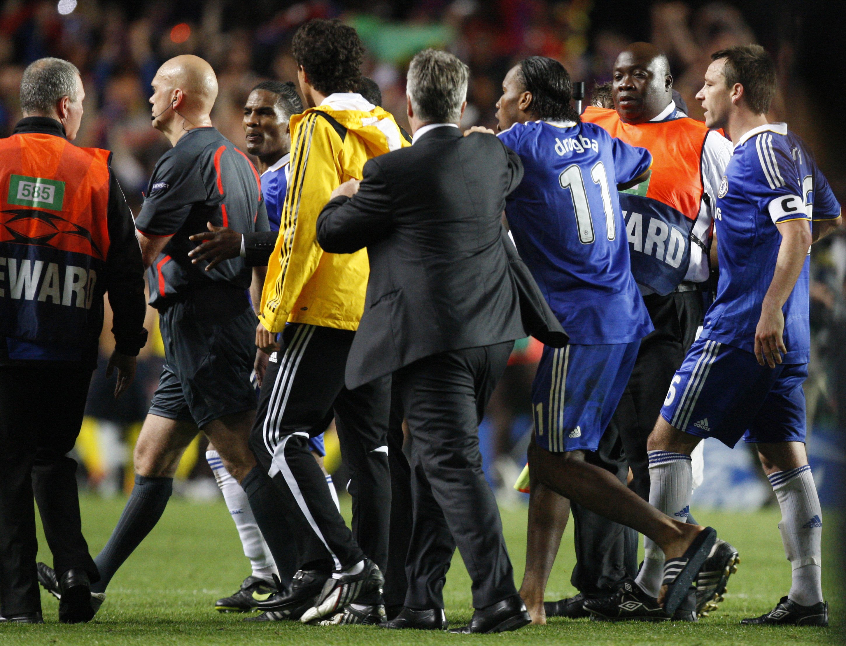 2009: Chelseaspelarna protesterar mot Tom Øvrebø efter Chelsea-Barcelona. En förlust som Londonlaget inte har glömt.
