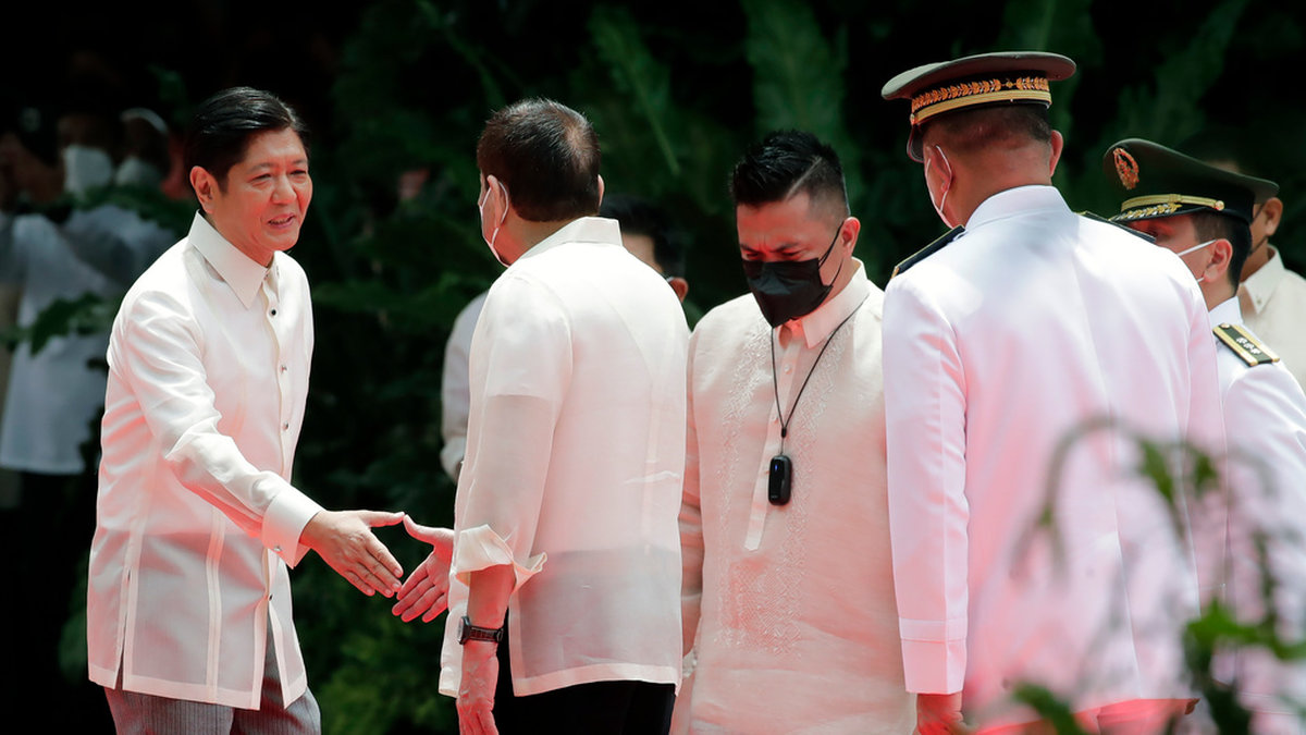 Tillträdande president Ferdinand Marcos Jr skakar hand med avgående Rodrigo Duterte under ceremonin när han svors in.
