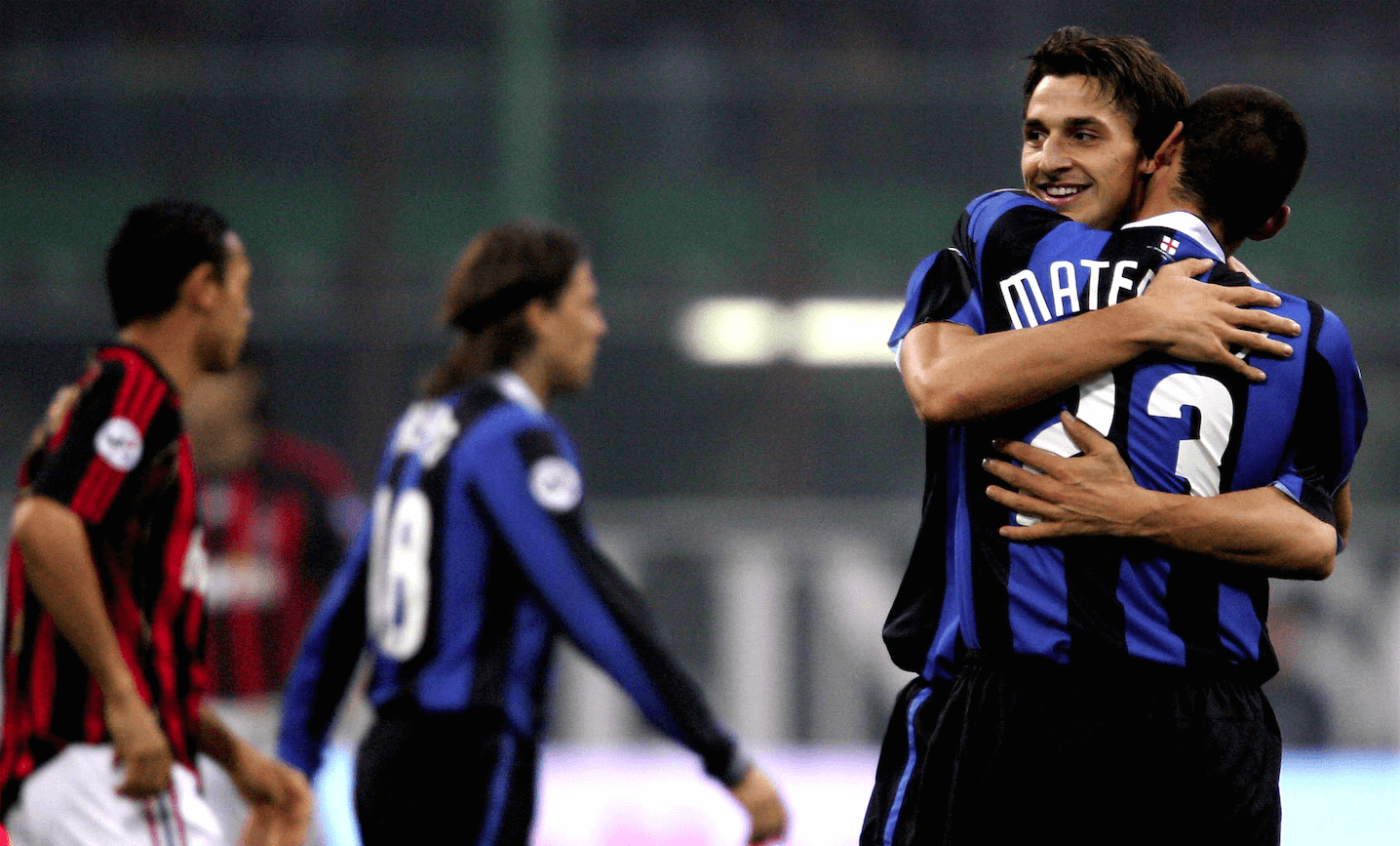 Här kramas han med Marco Materazzi. Backen skulle få tampas med Zlatan i några riktigt tuffa dueller under Zlatans kommande Milan-sejour. Här kramas han med Marco Materazzi. Backen skulle få tampas med Zlatan i några riktigt tuffa dueller under Zlatans kommande Milan-sejour.