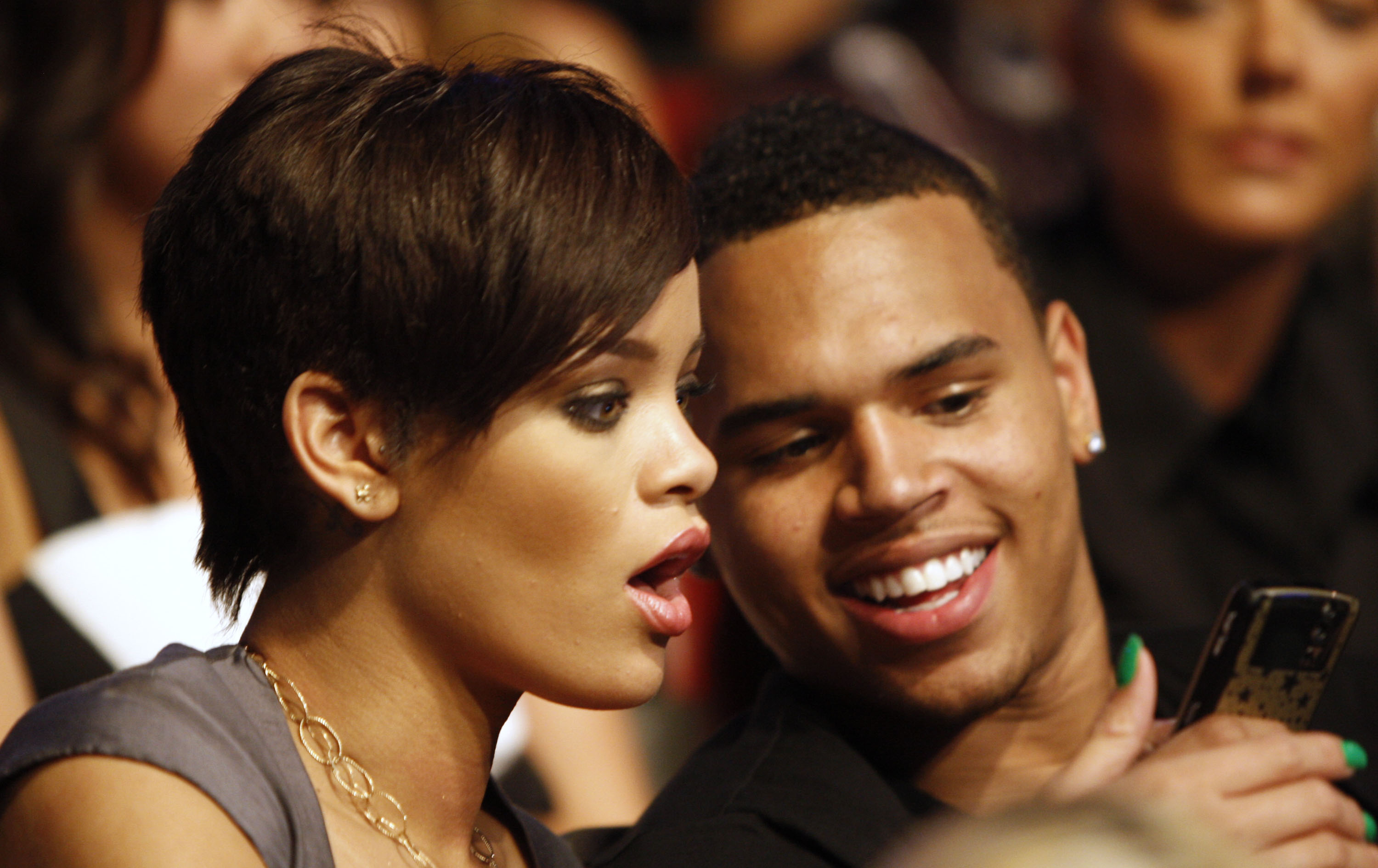 2008 med dåvarande pojkvännen Chris Brown som misshandlade artisten svårt efter en kväll ute. Rihanna tog efter det tydligt avstånd från mannen hon var kär i - samtidigt som bilder på hennes sargade ansikte spreds på nätet. Flera radiostationer bojkottade 2008 med dåvarande pojkvännen Chris Brown som misshandlade artisten svårt efter en kväll ute. Rihanna tog efter det tydligt avstånd från mannen hon var kär i - samtidigt som bilder på hennes sargade ansikte spreds på nätet. Flera radiostationer bojkottade